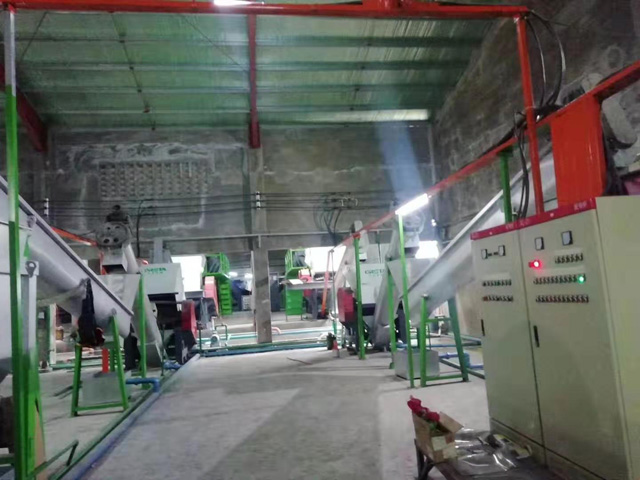 大型PET礦泉水瓶篩選、預洗、破碎、清洗 熱堿酸洗回收第二套大型生產(chǎn)線(xiàn)(POY級）